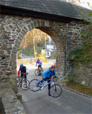 mit vielen Teilnehmern