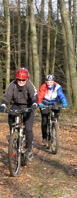 Brigitte & Gabi bergauf